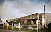 Verlassener Bunker der Holborn-Raffinerie in Harburg hinter einem Zaun.