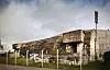 Verlassener Bunker der Holborn-Raffinerie in Harburg hinter einem Zaun.