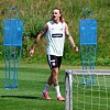 Jackson Irvine läuft zwischen blauen Trainingsdummies auf dem Trainingsplatz von FC St. Pauli in Hamburg.