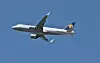 Lufthansa Airbus A320neo D-AINJ fliegt vor blauem Himmel.