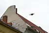 Drohne über Berliner Dächern am hellen Himmel.
