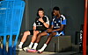 Merlin Polzin und Shafiq Nandja sitzen im adidas Home Ground in Herzogenaurach beim HSV-Trainingslager.