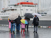 Menschen mit Regenschirmen