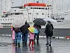 Menschen mit Regenschirmen