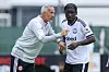 Adi Hütter spricht mit Junior Dina Ebimbe bei Eintracht Frankfurt in Salzburg.