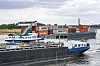 Frachtschiffe und ein Tanker fahren bei Niedrigwasser auf dem Rhein bei Düsseldorf flussabwärts.