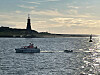 Tochterboot MATHIAS der DGzRS schleppt fünf Gerettete und ein Schlauchboot in der Elbmündung.