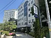 Gebäude der KFA in Seoul mit beschildertem Eingang und grünem Vorplatz