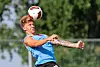 Finn Jeltsch köpft den Ball im Trainingslager des VfB Stuttgart in Grassau.
