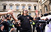 Jackson Irvine feiert mit Fans vor dem Hamburger Rathaus beim Senatsempfang zum FC-St.-Pauli-Aufstieg.