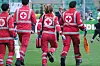 Sanitäter des Roten Kreuzes laufen im Stadion zu einem verletzten Spieler von Cesena.