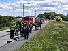 Feuerwehr, Rettungswagen und Rettungshubschrauber am gesperrten Elbdeich nach einem schweren Unfall.