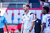 Timo Schultz an der Seitenlinie in der Voith-Arena, konzentriert während des Spiels gegen 1. FC Heidenheim.