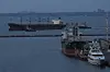 Frachtschiff im Hafen neben weiteren Schiffen und Hafenkai; im Kontext russischer Angriff in der Ukraine.