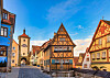 Plönlein in Rothenburg ob der Tauber mit Fachwerkhäusern, Stadttor und Kopfsteinpflaster.