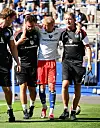 Tim Roussis und Dr. Goetz Welsch stützen den verletzten Albert Groenbaek beim HSV-Testspiel gegen OSC Lille.