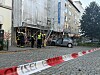 Polizei sperrt in der Weidenallee vor einem beschädigten Baugerüst den Geh- und Radweg ab.