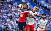 Noah Edjouma und Miro Muheim (HSV) kämpfen mit OSC-Lille-Spielern um den Ball im Testspiel in Hamburg.