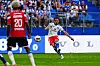 Rayan Philippe schießt per Freistoß das 1:1 für den Hamburger SV gegen OSC Lille in Hamburg.