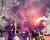 Austria-Salzburg-Fans mit Bengalen und violettem Rauch beim Spiel in Saalfelden