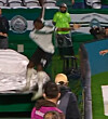 Jacy springt in den Spielertunnel zum Kabinengang.