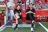 Christian Titz und Jonas Boldt sitzen auf der Hannover-Bank im Stadion von Cottbus.
