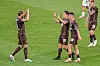 Martijn Kaars jubelt mit Teamkollegen nach dem 2:1 für FC St. Pauli am Millerntor.