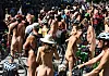 Nackte Radfahrende beim World Naked Bike Ride auf einer Berliner Straße.