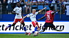 Albert Grønbæk wird im Testspiel des HSV gegen OSC Lille bedrängt und geht zu Boden.