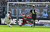 Ben Voll pariert im Millerntorstadion einen Schuss von Felix Klaus vor dem FC-St.-Pauli-Tor.