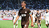 David Nemeth mit Kapitänsbinde bei FC St. Pauli vor dem Zweitligaspiel gegen Greuther Fürth.