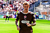 Eric Smith von FC St. Pauli läuft im Millerntor-Stadion vor der Partie gegen Greuther Fürth auf.