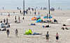 Besucher genießen das Sommerwetter am Strand von St. Peter-Ording an der Nordsee.