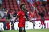 Aboubaka Soumahoro in rotem RCD-Mallorca-Trikot im Testspiel gegen Paris Saint-Germain.