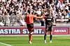 Ben Voll und David Nemeth von FC St. Pauli nach dem Abpfiff vor der Tribüne in Hamburg.