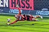 Ben Voll von St. Pauli pariert im Millerntorstadion einen Schuss von Felix Klaus.