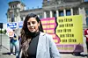 Collien Fernandes vor WeAct-Plakat bei der Übergabe der Petition an die Bundesregierung.