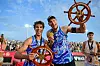 Lui Wuest und Nils Ehlers feiern mit Medaillen und Trophäen den Finalsieg in Hamburg-Horn.