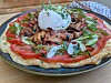 Pfifferlings-Omelett mit Tomaten, gebratenen Pfifferlingen und Burrata auf einem Teller.