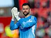 Dimitar Mitov in blauem Trikot applaudiert den Fans im Pittodrie Stadium.