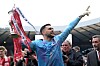 Dimitar Mitov jubelt mit dem Scottish Cup im Hampden Park nach Aberdeen-Sieg gegen Celtic.