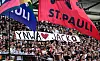 Fans des FC St. Pauli zeigen im Stadion ein Transparent mit der Aufschrift „YNWA Jacko“ für Jackson Irvine.