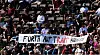 St.-Pauli-Fans halten im Stadion ein Transparent für Trainer Marcel Rapp hoch.