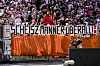 Fans im Millerntor-Stadion präsentieren beim Spiel St. Pauli gegen Greuther Fürth ein Banner: „Scheisz Männer überall“.