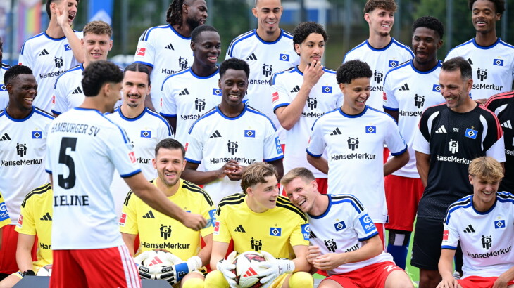 HSV-Spieler und Torwarttrainer posieren beim Fototermin in Hamburg