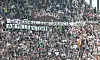 Dicht gedrängte St.-Pauli-Fans zeigen Banner und Plakate auf der Tribüne des Millerntor-Stadions.