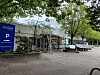 Schulgebäude mit Bäumen, Fahrradständern und gepflastertem Vorplatz