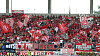 Rot-weiße RWE-Fankurve mit Fahnen, Schals und Bannern beim Spiel in Saarbrücken