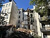 Trümmer liegen nach dem Teilabriss des einsturzgefährdeten Hauses an der Holstenstraße 195/197 im Hinterhof.