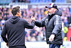 Marcel Rapp und Tim Walter begrüßen sich am Spielfeldrand beim Spiel Kiel gegen den HSV.